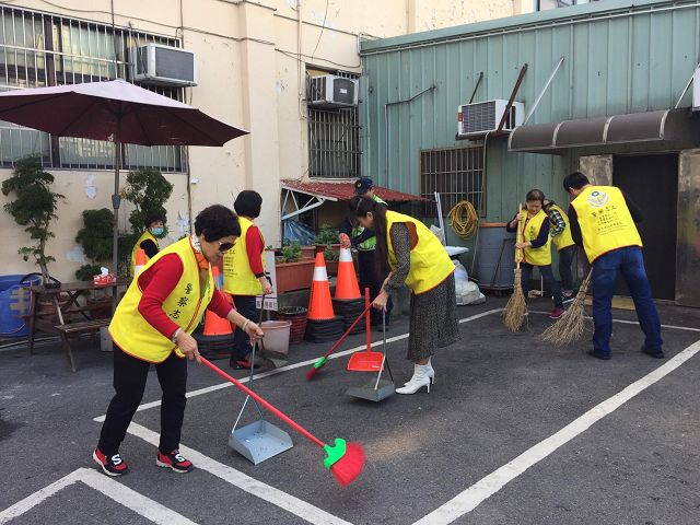 撢落塵埃志工總動員　除舊布新讓員警過好年