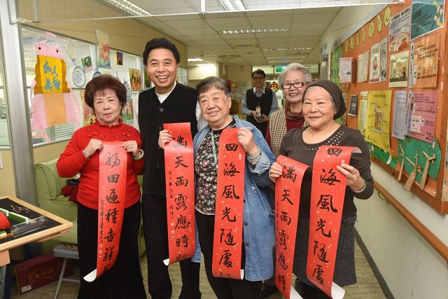 送愛心贈春聯國父紀念館關懷鄰里日照老人