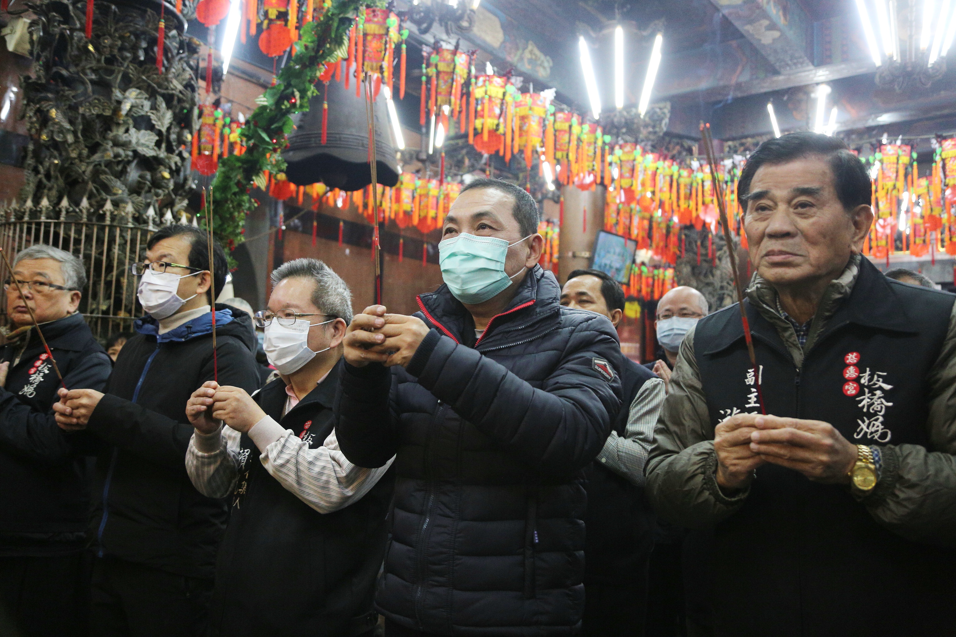 侯友宜至板橋慈惠宮及接雲寺參拜  發福袋  籲民眾外出戴口罩