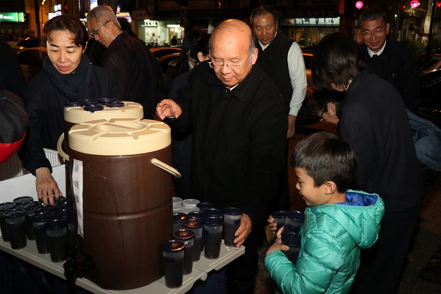 臺中慈濟醫護關懷街友 跨年祝福遞溫情