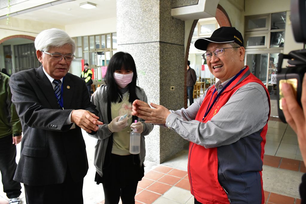 新竹縣竹東鎮長缺額補選今辦理 中選會主委及楊縣長上午前往視察投票情形