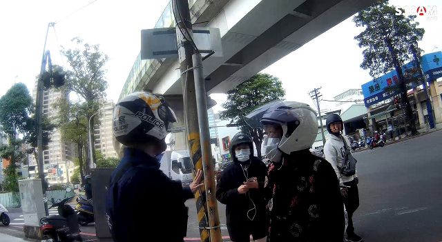 嬤騎車身體突不適 警載返家：要抱「警」才行