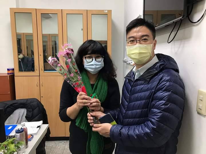 新北三峽警察分局慶祝婦女節 李建廣分局長送花給單位女同仁