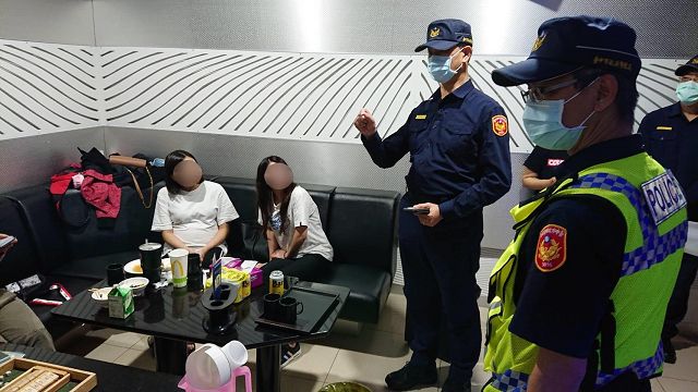 防疫再升級，臺中市第三警分局長親自率隊宣導實名登記及防疫安全距離