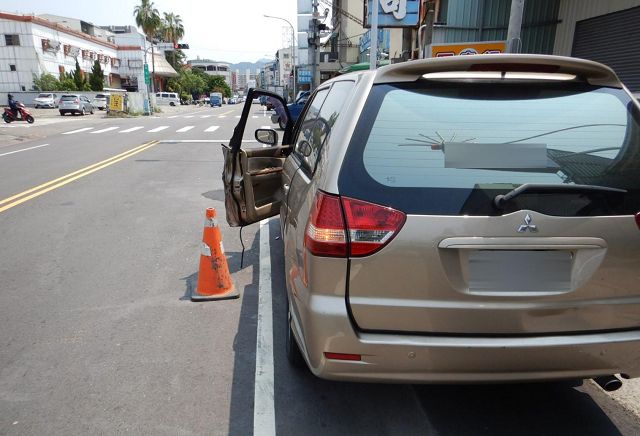 開啟車門卻看見人生跑馬燈 貨車駕駛無感吃罰單