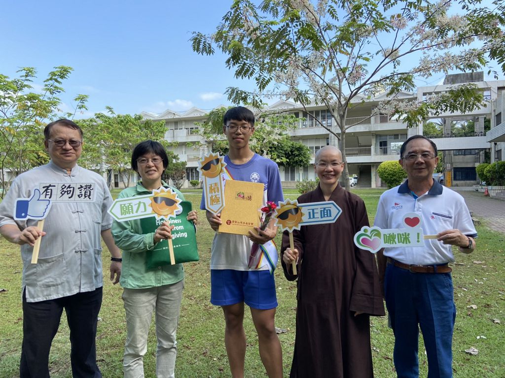 愛心專車抵台東寶桑國中 表揚全國普仁獎學生