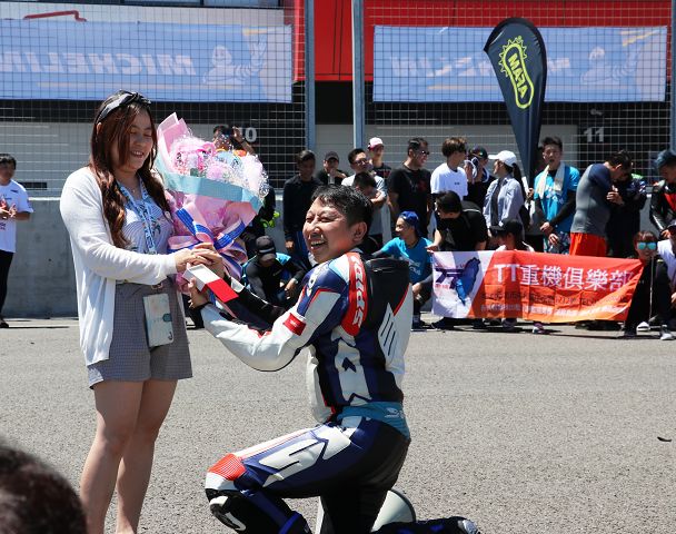 百名車友見證熱血車友在麗寶賽車場求婚成功