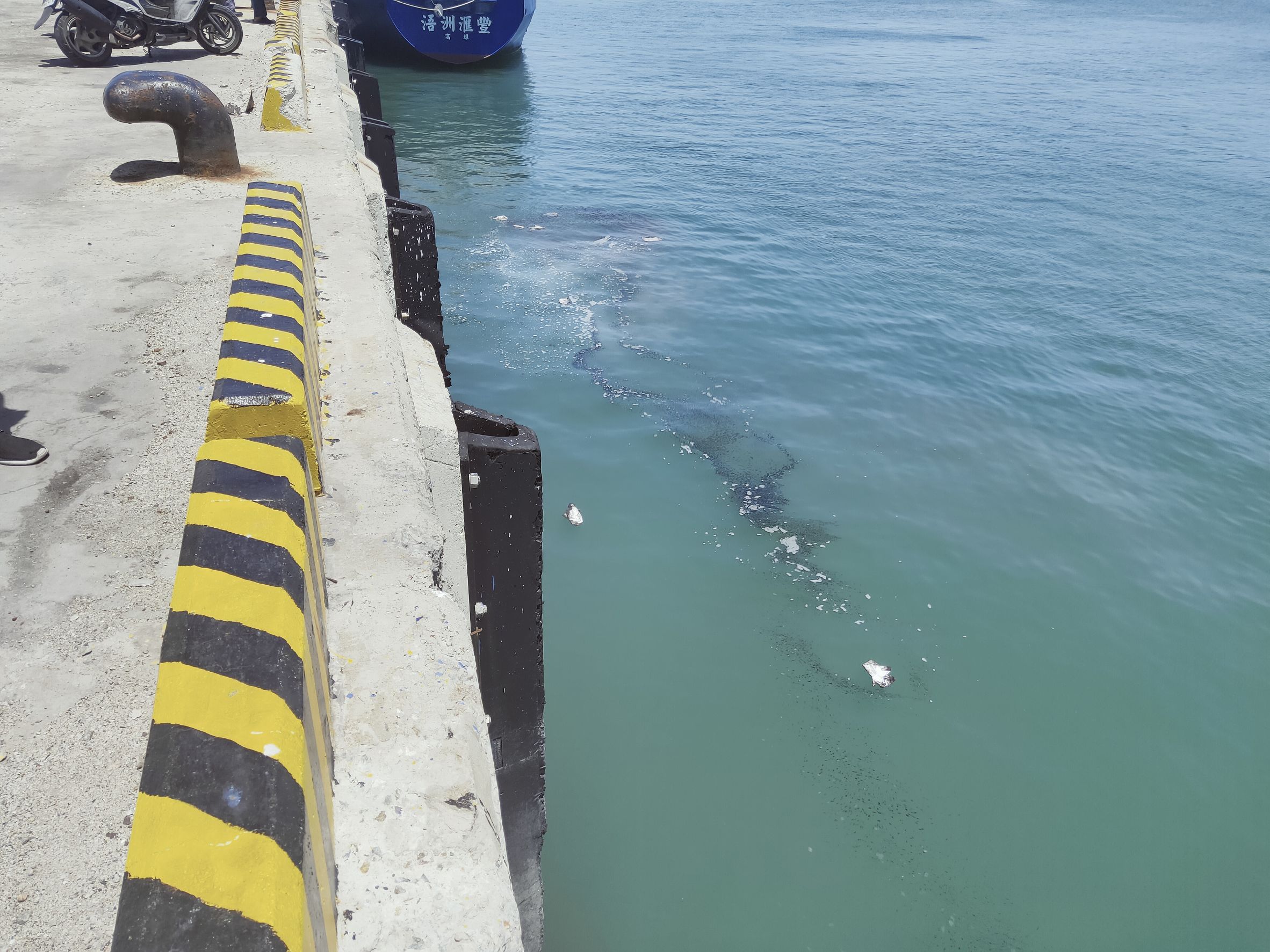 眼尖海巡發現油污 遏止污染擴散除污阻浩劫