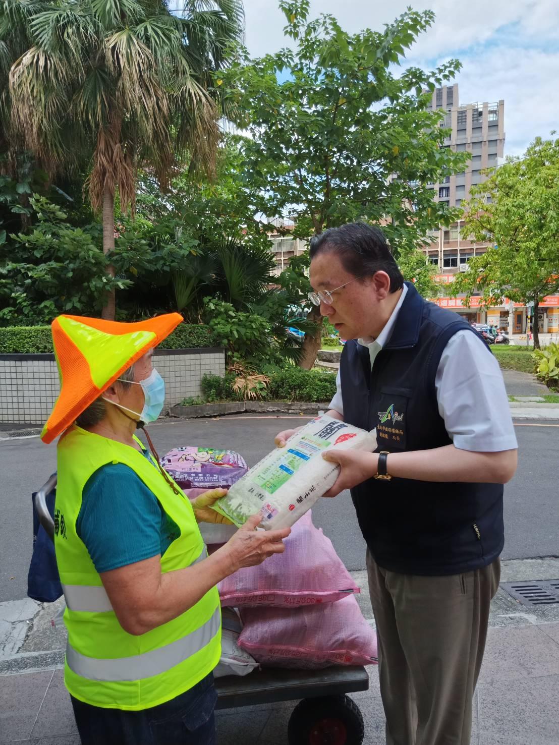 關懷基層資收戶 端午送暖 臺北市環保局加碼補助達每人每月6,000元