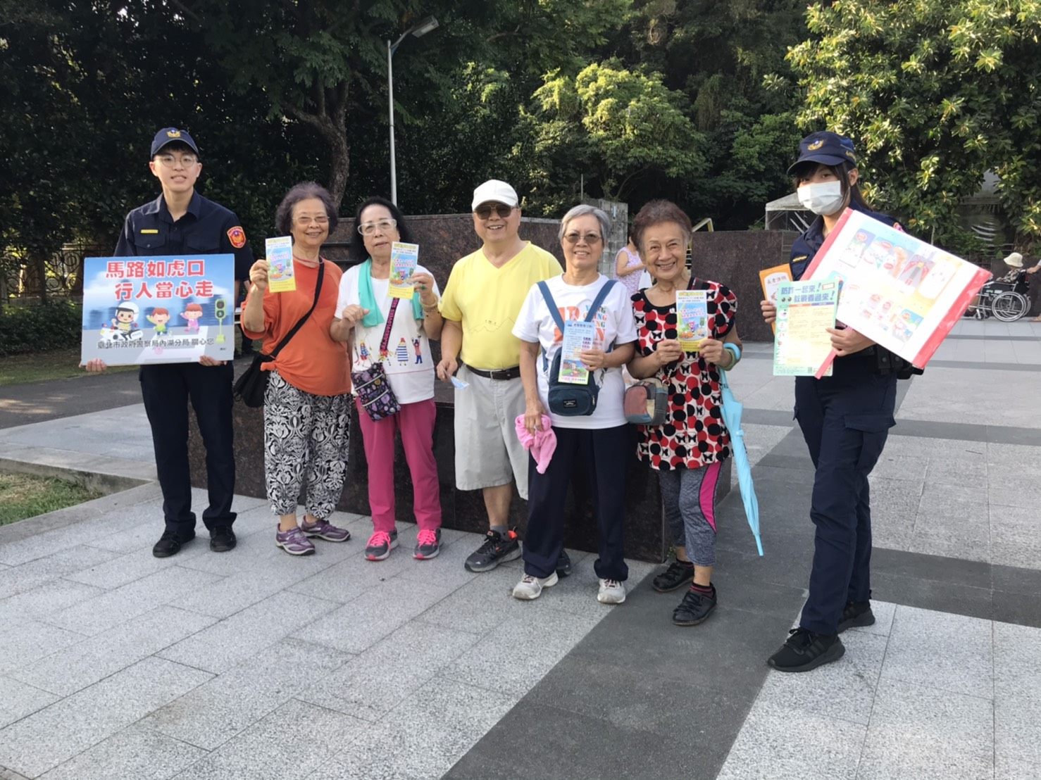 馬路如虎口 行經路口慢、看、停