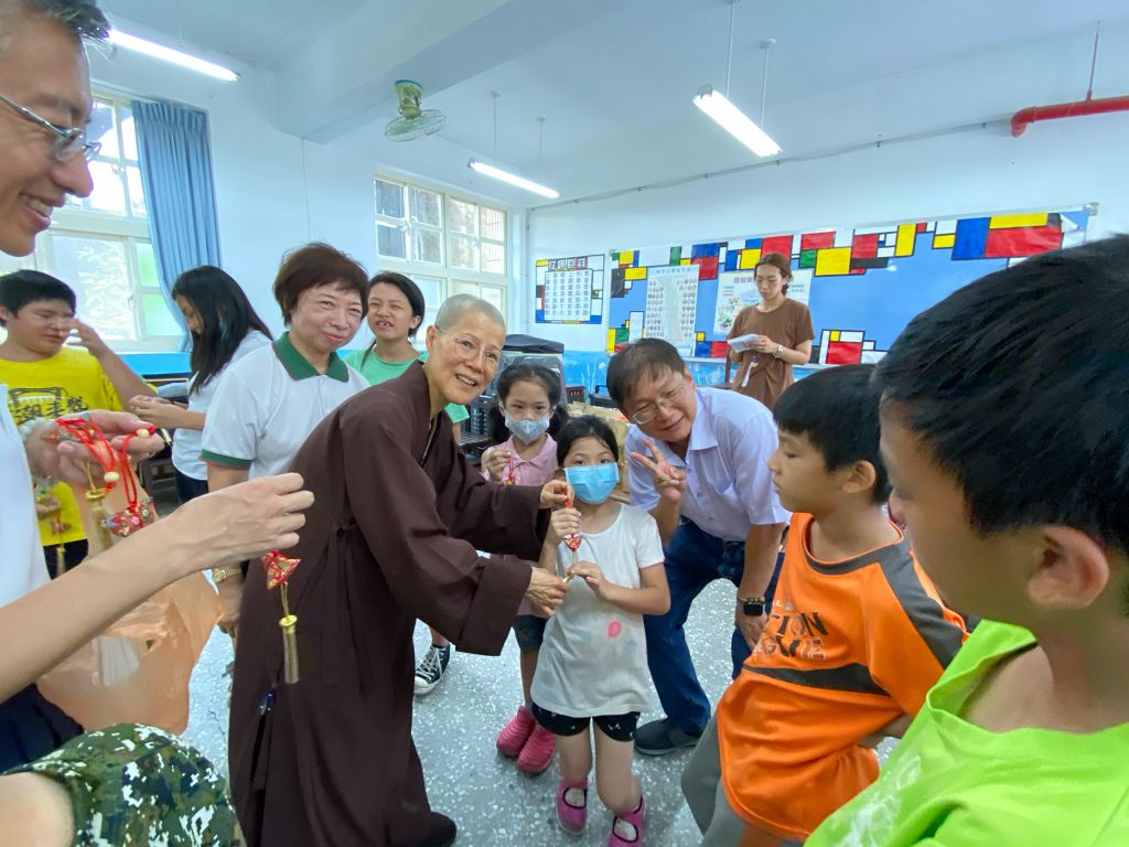 端午之愛飄香校園　靈鷲山贈學童早餐及香包