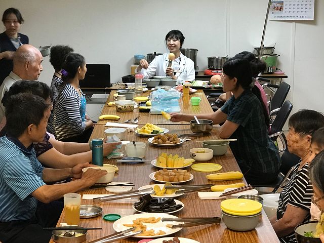 「誰來午餐」解惑 協助失智病人吃的照護