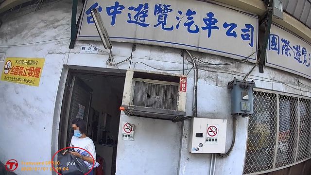 婦手提批貨皮包卻忘公車上 熱心警循線協助尋回
