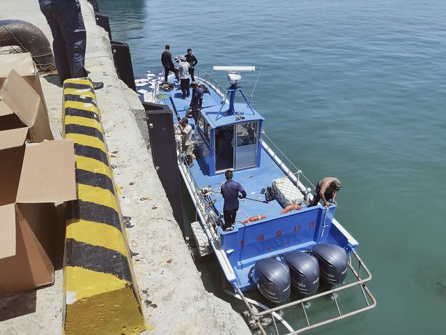 眼尖海巡發現油污遏止污染擴散除污阻浩劫