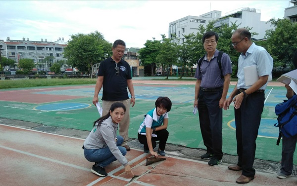 新興國小的操場年久失修立委陳亭妃向體育署爭取整建經費