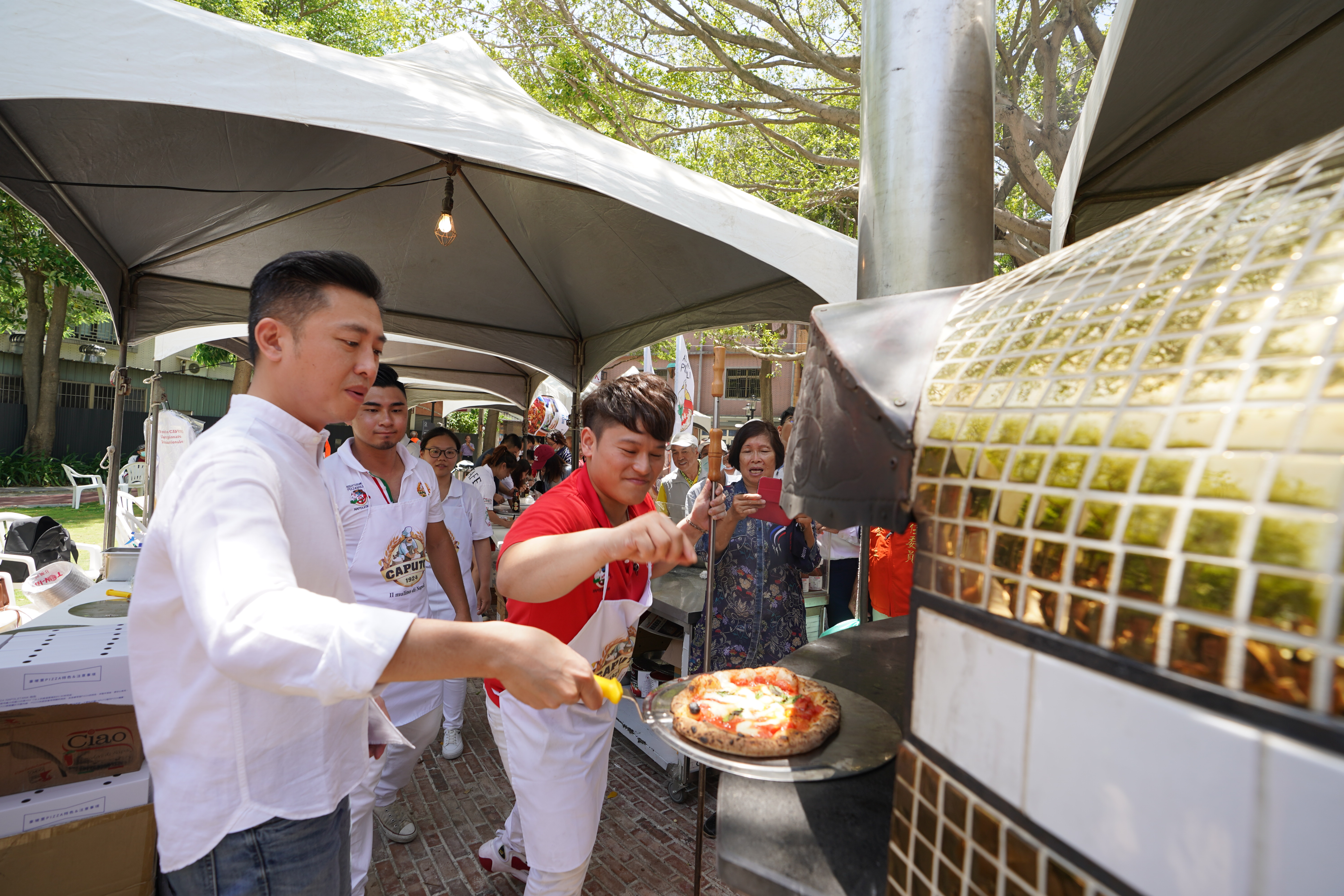 媽祖園遊會找來世界麵包吳寶春、PIZZA大師站台 林智堅體驗烤pizza