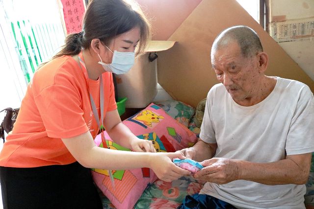 「35年未過父親節」 弘道送愛給獨居8旬爺 「35年未過父親節」 弘道送愛給獨居8旬爺
