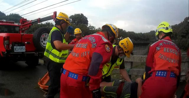 機車違停驚見駕駛困水中央警消吊掛獲救