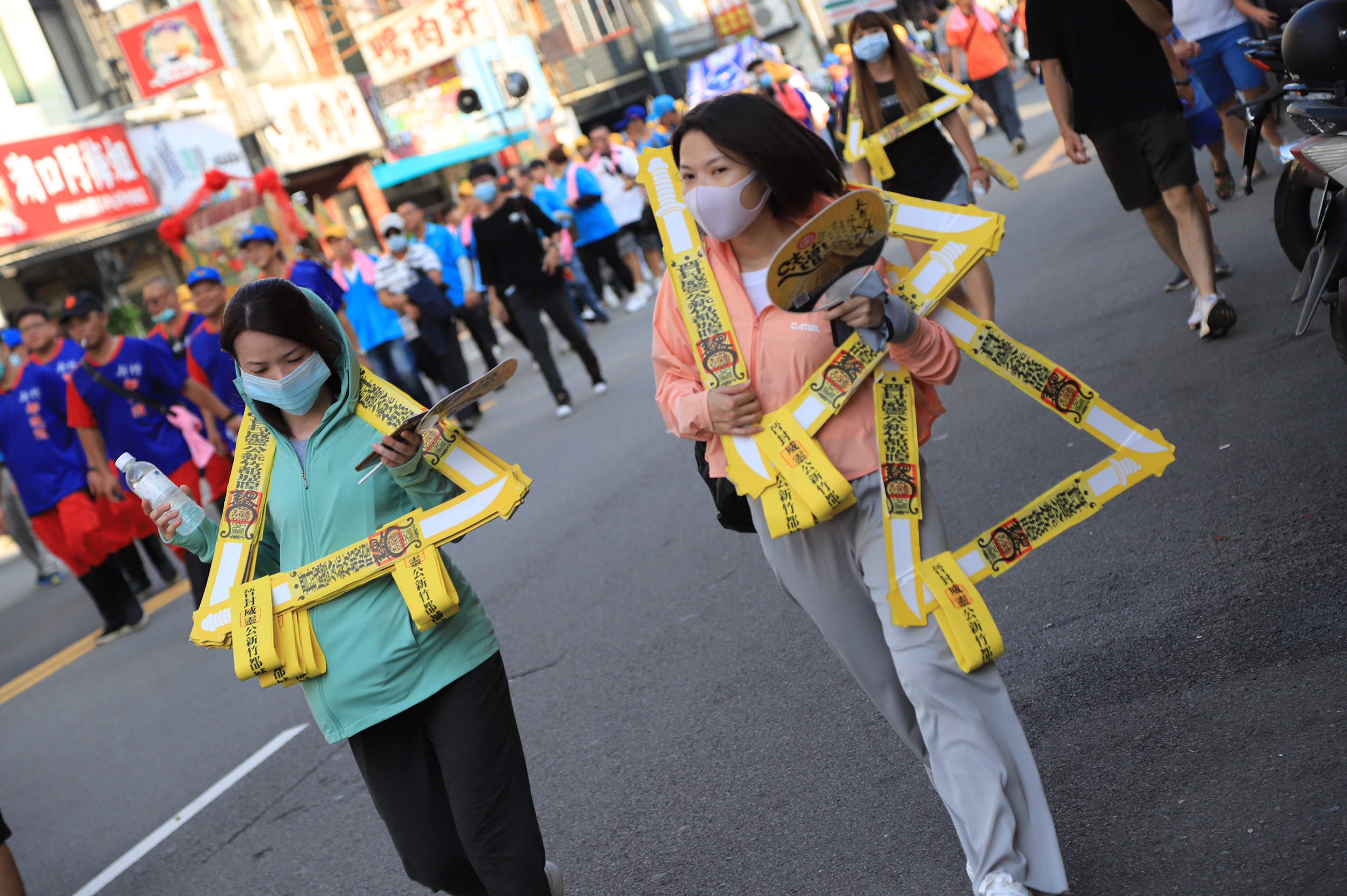 「竹塹中元城隍祭」新竹都城隍廟揪團夯枷消災解厄 兩千人循古禮遶城           