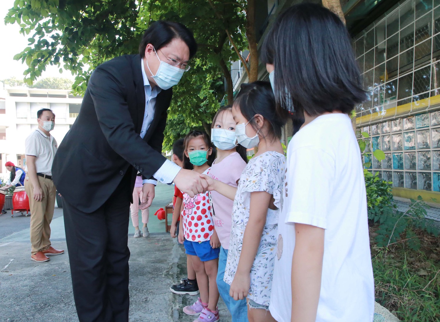 陪新生開學！林右昌:致力推動雙語小學.公托幼兒園延長課後留園時間