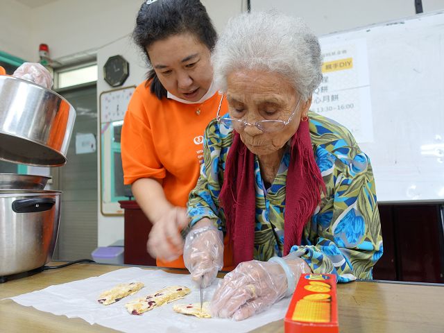 弘道舉辦中秋活動　豐富長輩生活也暖心