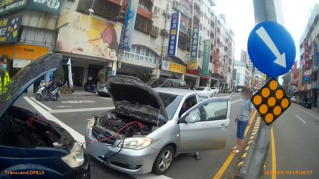 車拋錨路口好尷尬　熱心警路過神救援