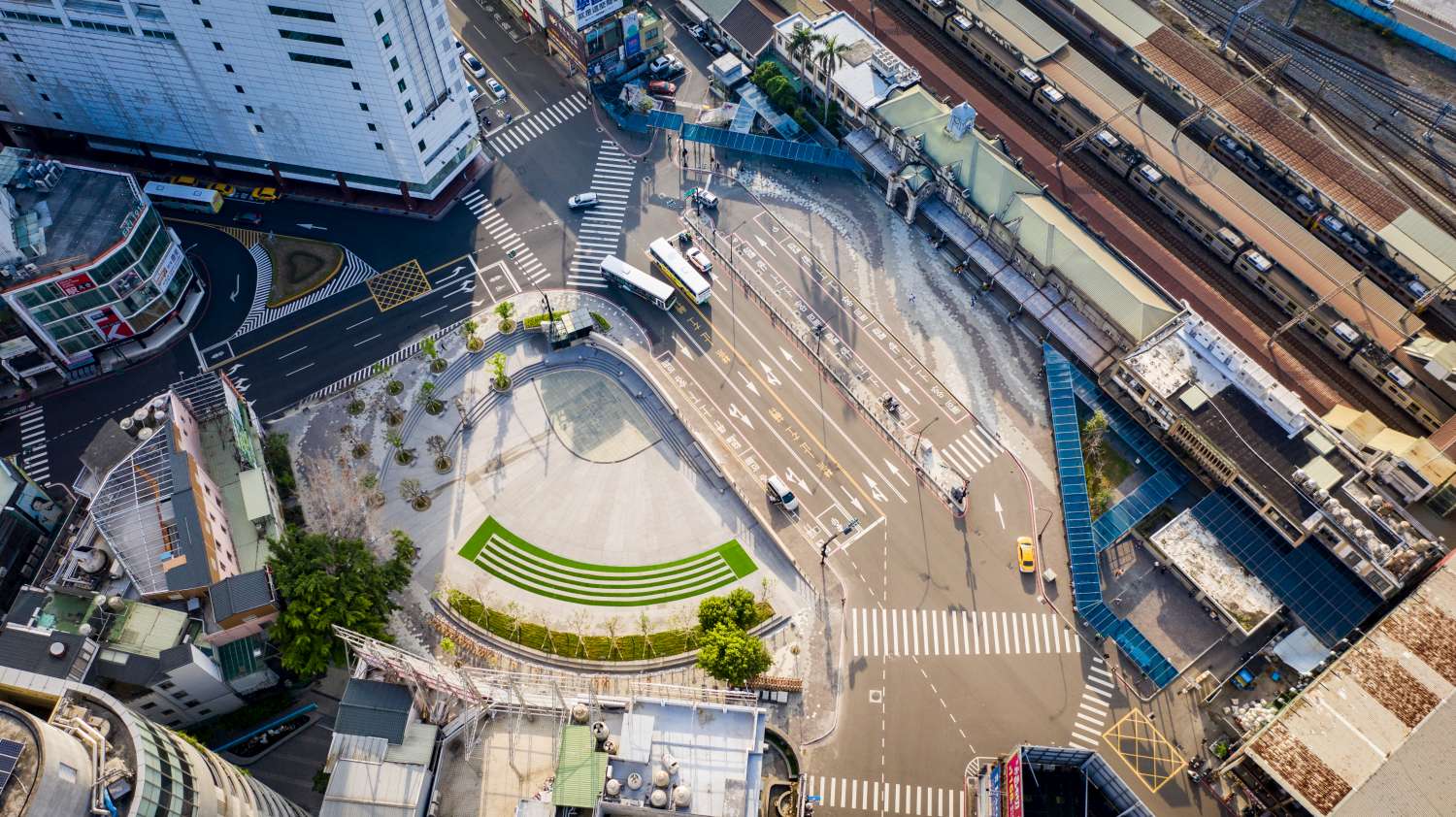 步行城市進行式！新竹火車站站前廣場開放 無障礙綠帶、光環境讓城市門面再升級