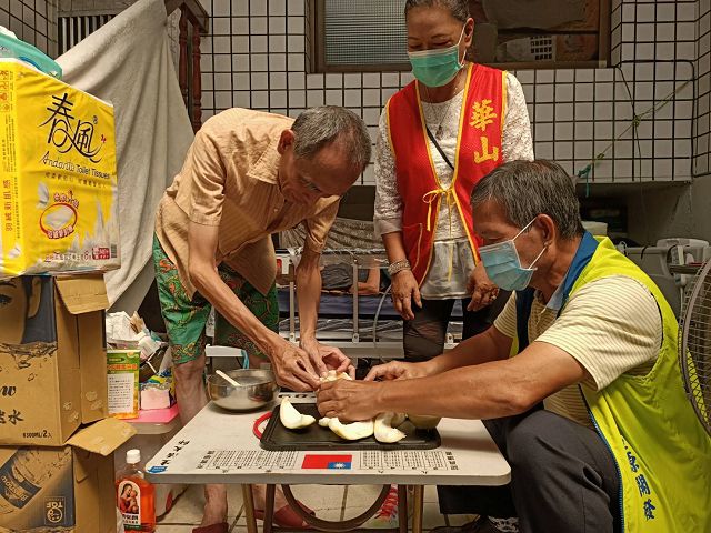 台電關懷孤老話家常　攜手華山助公益