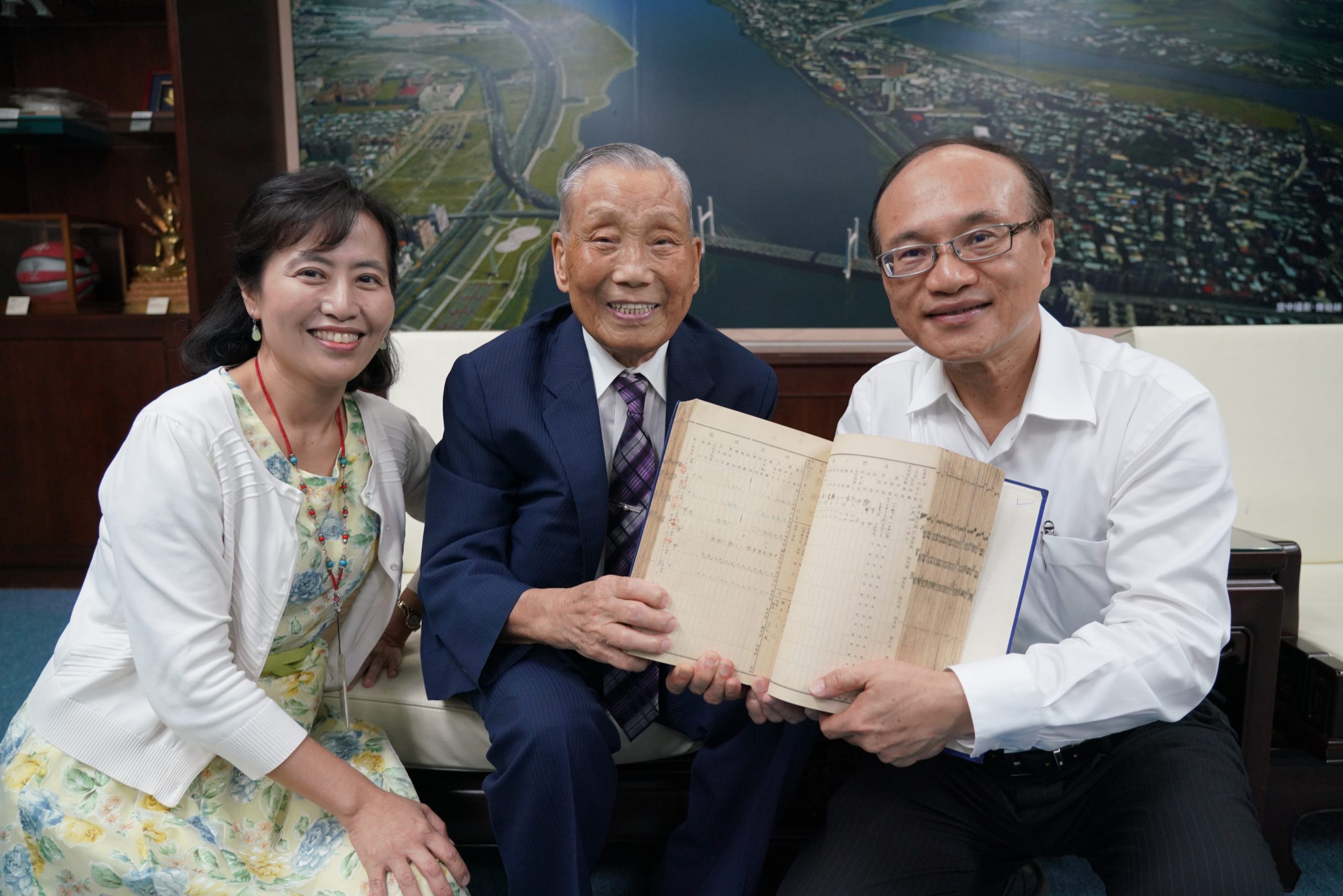 北市南港國小百歲人瑞赴日尋恩師　回饋母校慨贈百萬元