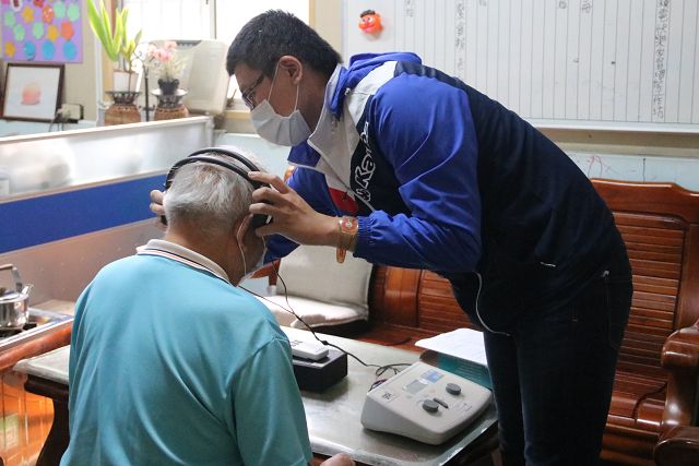 弘光語聽系師生到社區為長者檢查聽力、吞嚥 預防失智 弘光語聽系師生到社區為長者檢查聽力、吞嚥 預防失智