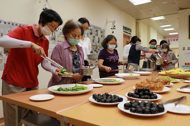 失智據點長輩慶重陽學用輔具　走得順柺杖要放對邊