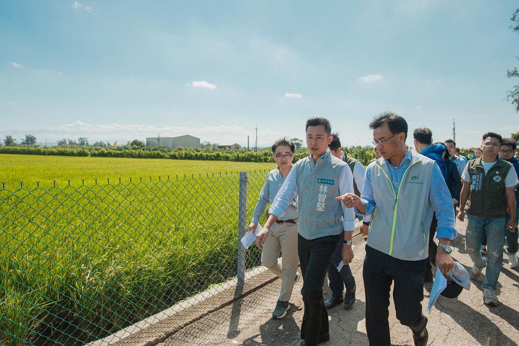 視察停灌農田 農委會主委陳吉仲與新竹市長林智堅受理農民陳情