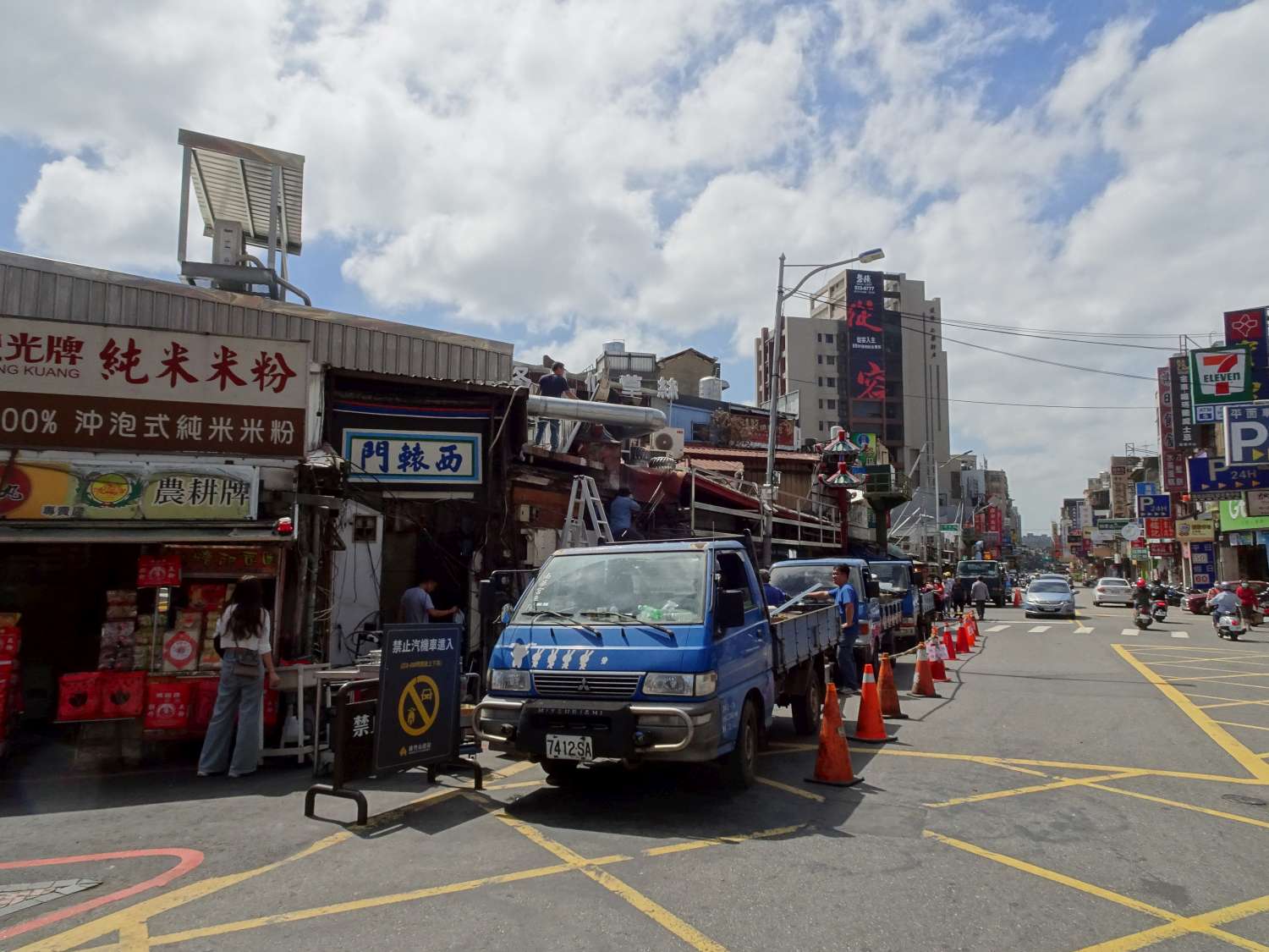 市府改善都城隍廟周邊排水系統    攤商配合自拆招牌讓「西轅門」三字再現