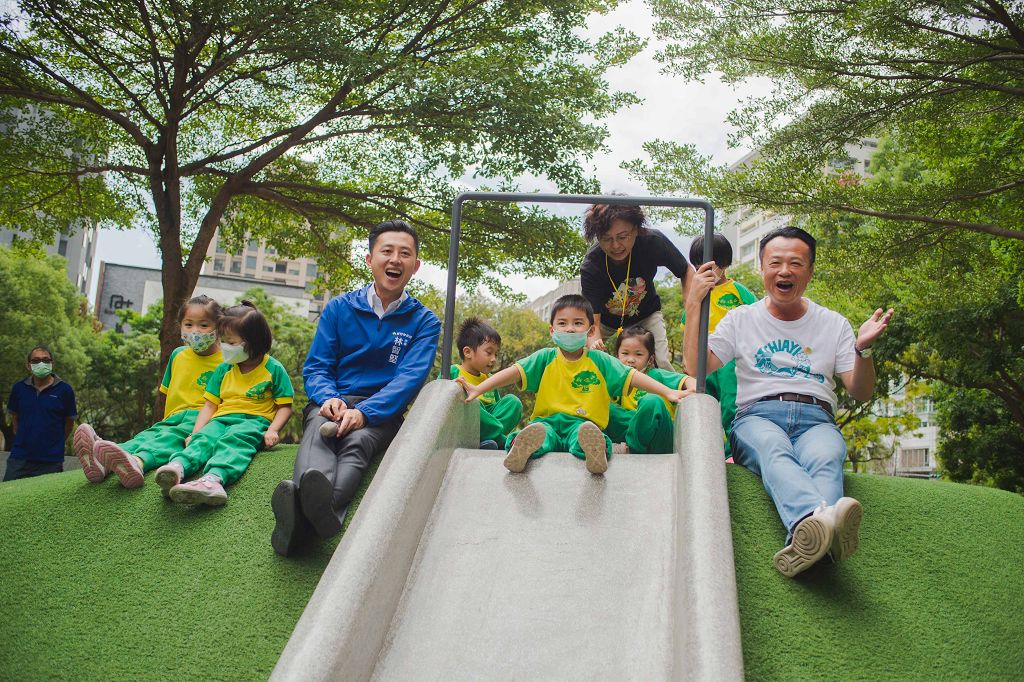 嘉義縣長翁章梁參訪「孩子的夜店」關新公園　讚：還會再來新竹