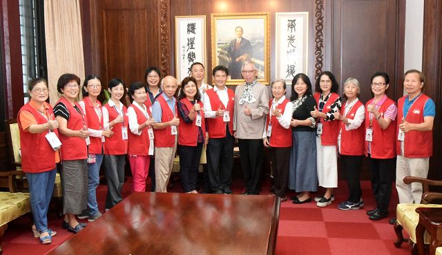 國父紀念館志工隊榮獲第27 屆志工團隊獎 國父紀念館志工隊榮獲第27 屆志工團隊獎