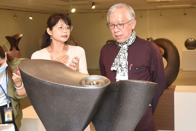 梁永斐館長參觀「賴羿廷現代陶創作展」鼓勵精進創作