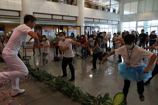 潘若迪帶領運動　點亮臺中慈濟醫院乳癌防治月