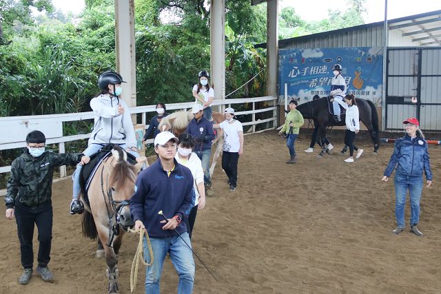 弘光科大推跨領域馬術治療復健課程　師生到馬場親身體驗