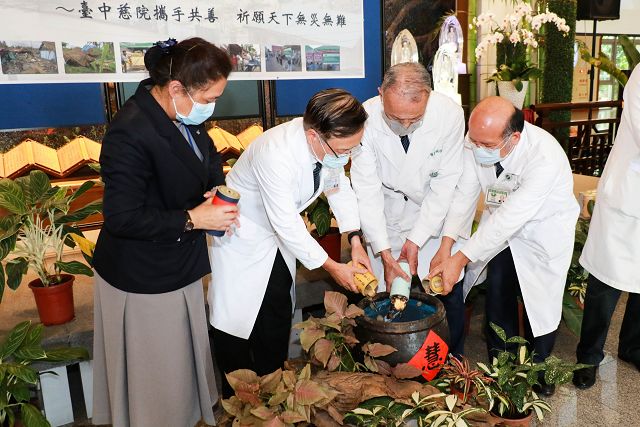 臺中慈院攜手共善　捐愛祝福菲國人民度風災