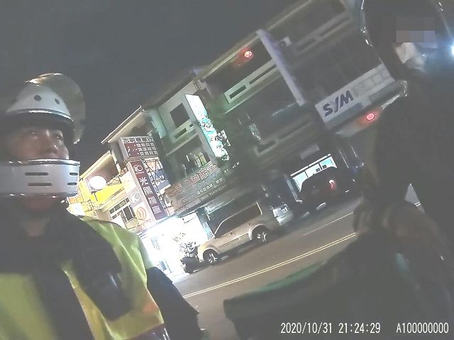 員警也兼差？ 原來UBER爆胎熱心警助載送