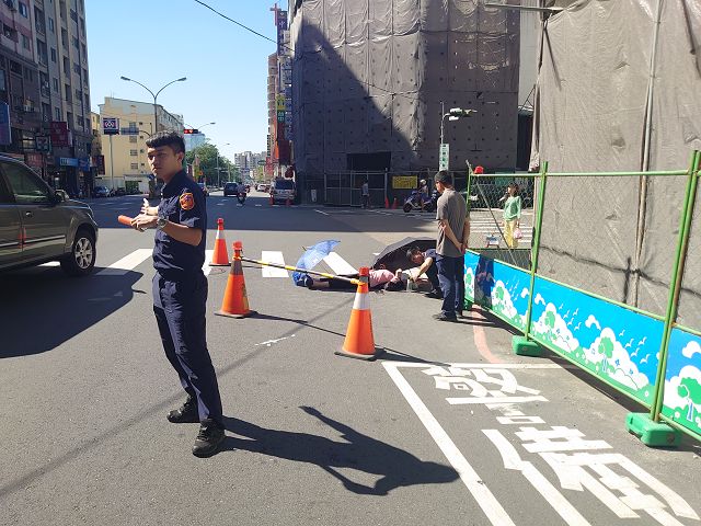 8旬嬤腿軟倒在警局前　群警奔出擋烈日助就醫