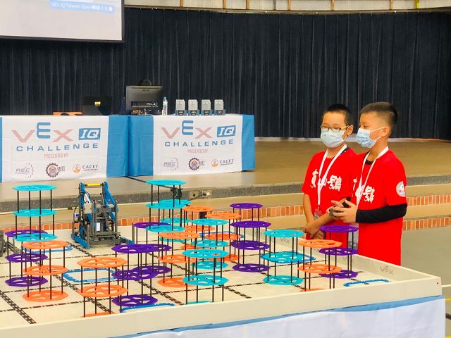 東山國小晉級國際級機器人決賽(Vex IQ)，手腦並用齊心並進