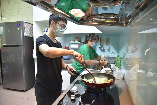 為家計半工半讀 臺南新芽孝悌獎學生行孝典範