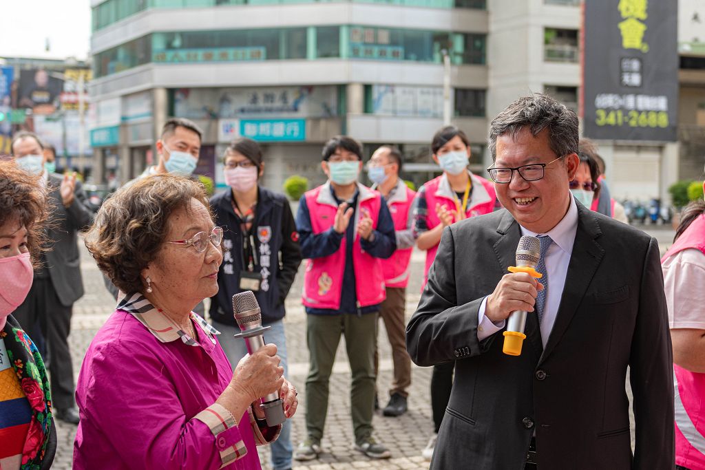 慶寶勤勞基金會捐贈復康巴士及老人休閒巡迴車，關懷協助更多弱勢族群