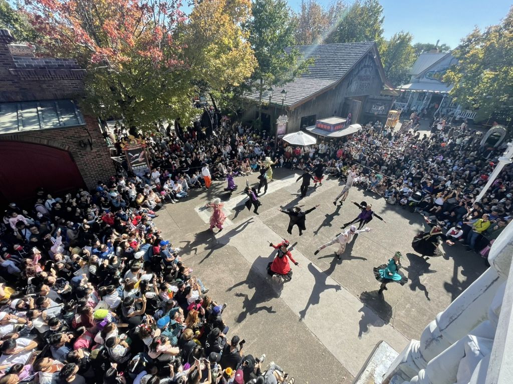 雙11挺光棍 4男同遊六福村只要1111 萬聖鬼域延長開至11/15 黑色星期五加碼開放惡靈餐廳訂位