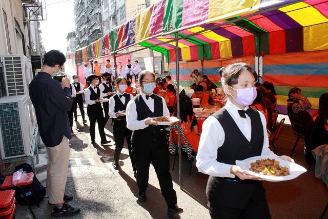 弘道.輝瑞攜手辦圍爐餐 「封街辦桌」爺嬤開心吃