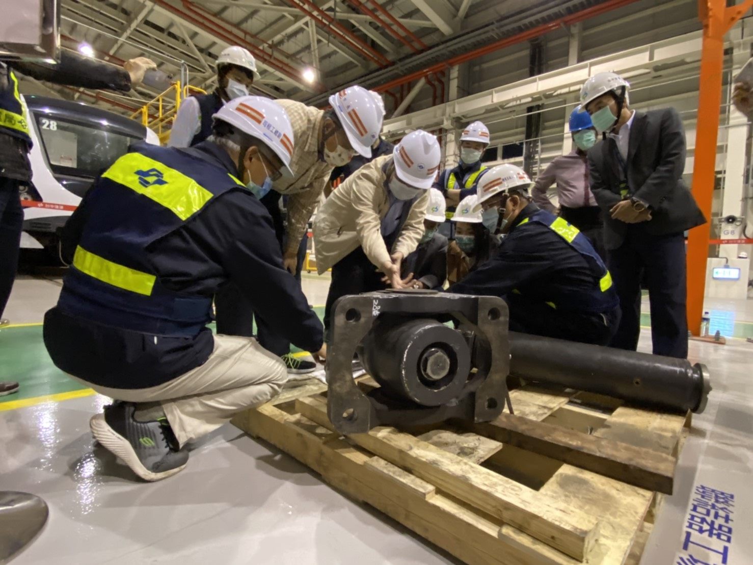 柯市長親赴台中捷運北屯機廠了解電聯車故障情形