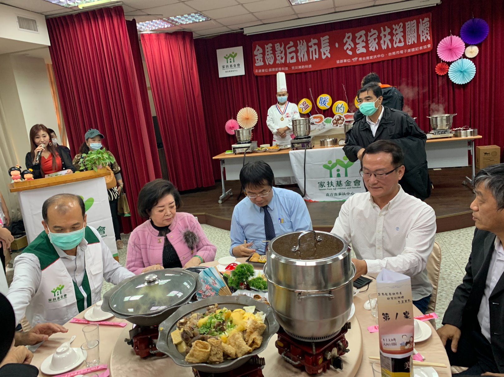 台南市長黃偉哲與金馬獎新科雙料影后陳淑芳冬至前夕到家扶送關懷