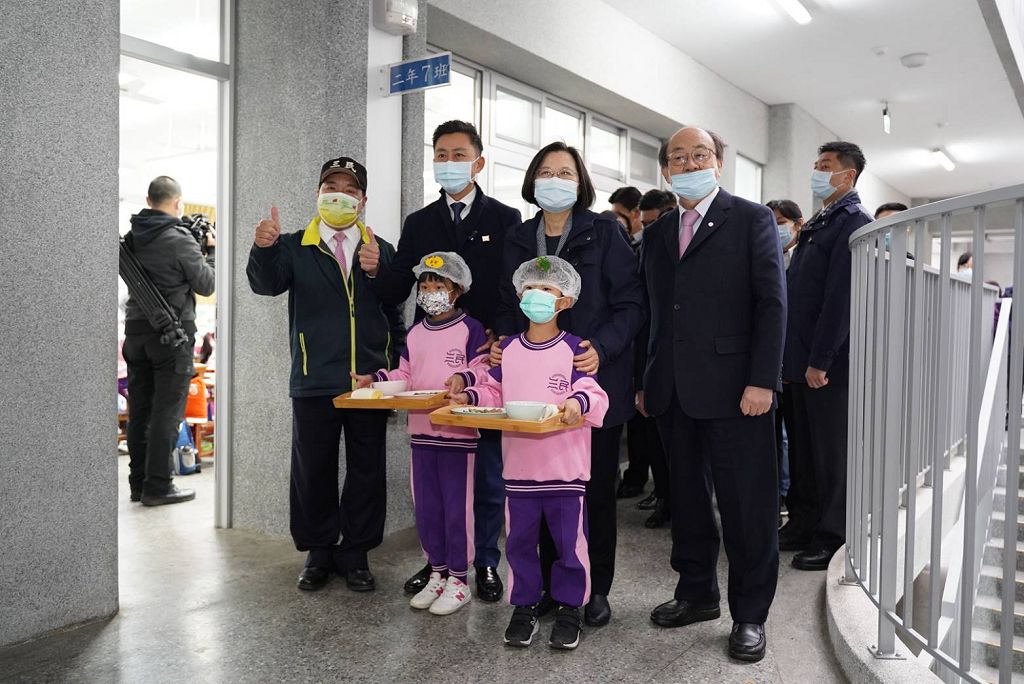 蔡英文總統視察竹市校園營養午餐 讚市長林智堅做到全國第一「創造了典範」