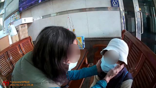 阿嬤就診後忘關鍵密碼　暖警協查身分載返家